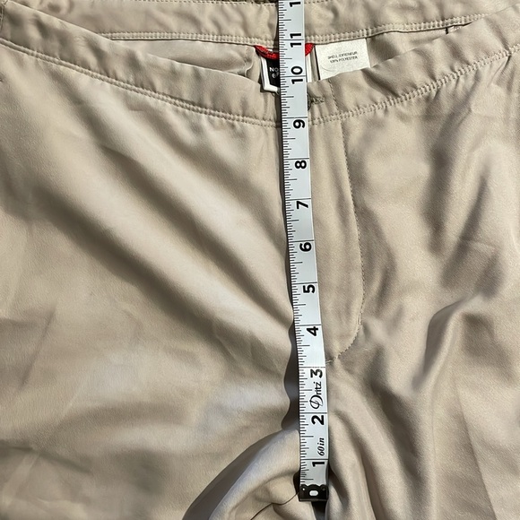 The North Face woman’s Khaki Capris Size Small - Picture 9 of 10